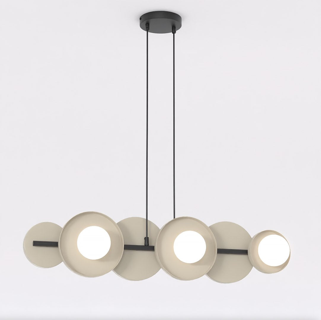 Hanglamp met mokkakleurige cirkelvormige schijven, witte bollen en zwart frame aan twee dunne ophangsnoeren