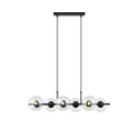 Zwarte hanglamp met zes transparante glazen kappen, opgehangen met twee dunne stangen aan een rechthoekige plafondplaat