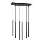 Zwarte hanglamp met zes lange, slanke buizen aan een rechthoekige plafondplaat