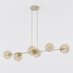 Beige hanglamp met horizontaal frame en zes amberkleurige glazen bollen, opgehangen aan twee dunne kabels