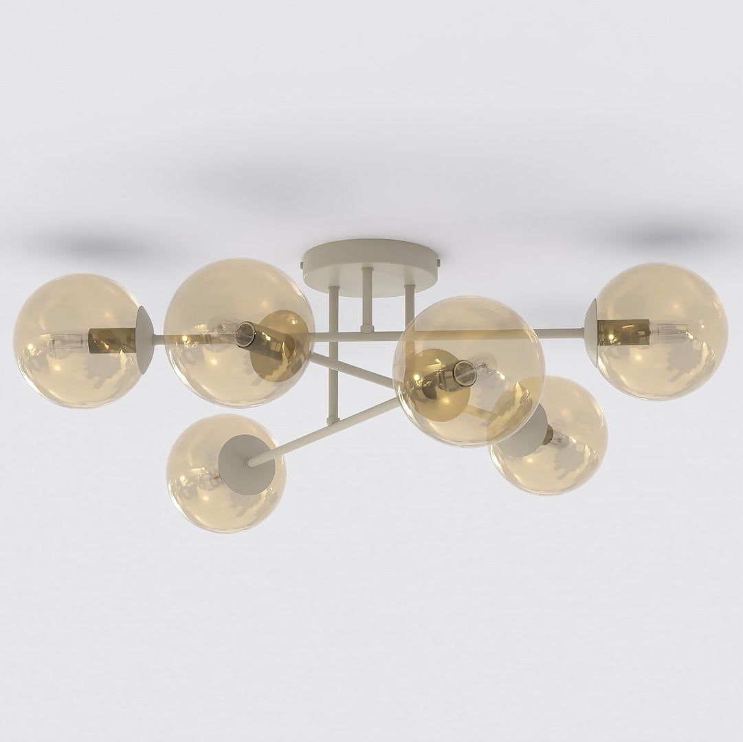 Beige plafondlamp met zes armen en amberkleurige glazen bollen tegen een lichte achtergrond