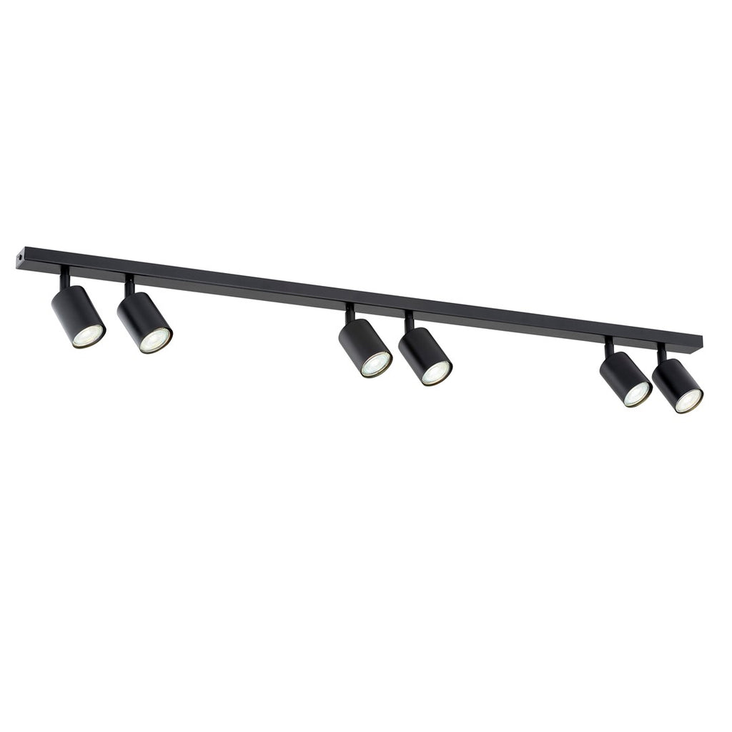 Zwarte plafondlamp met lange rail en zes richtbare spots, schuin van onderen gezien