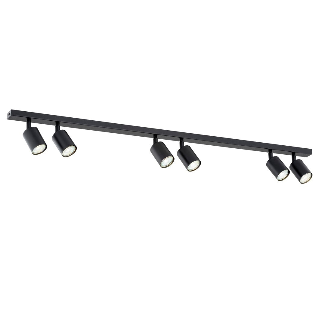 Zwarte plafondlamp met lange rail en zes richtbare spots, schuin van onderen gezien