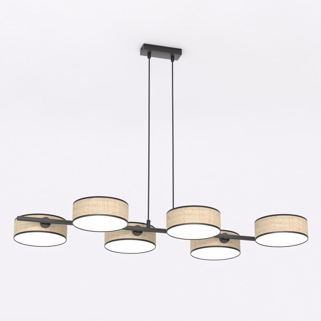 Lineaire hanglamp met zes cilindervormige rotan kappen aan een zwart stalen frame, opgehangen aan twee dunne stangen
