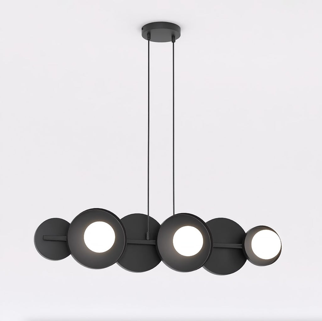 Zwarte hanglamp met cirkelvormige schijven en witte bolkappen, opgehangen aan twee dunne kabels