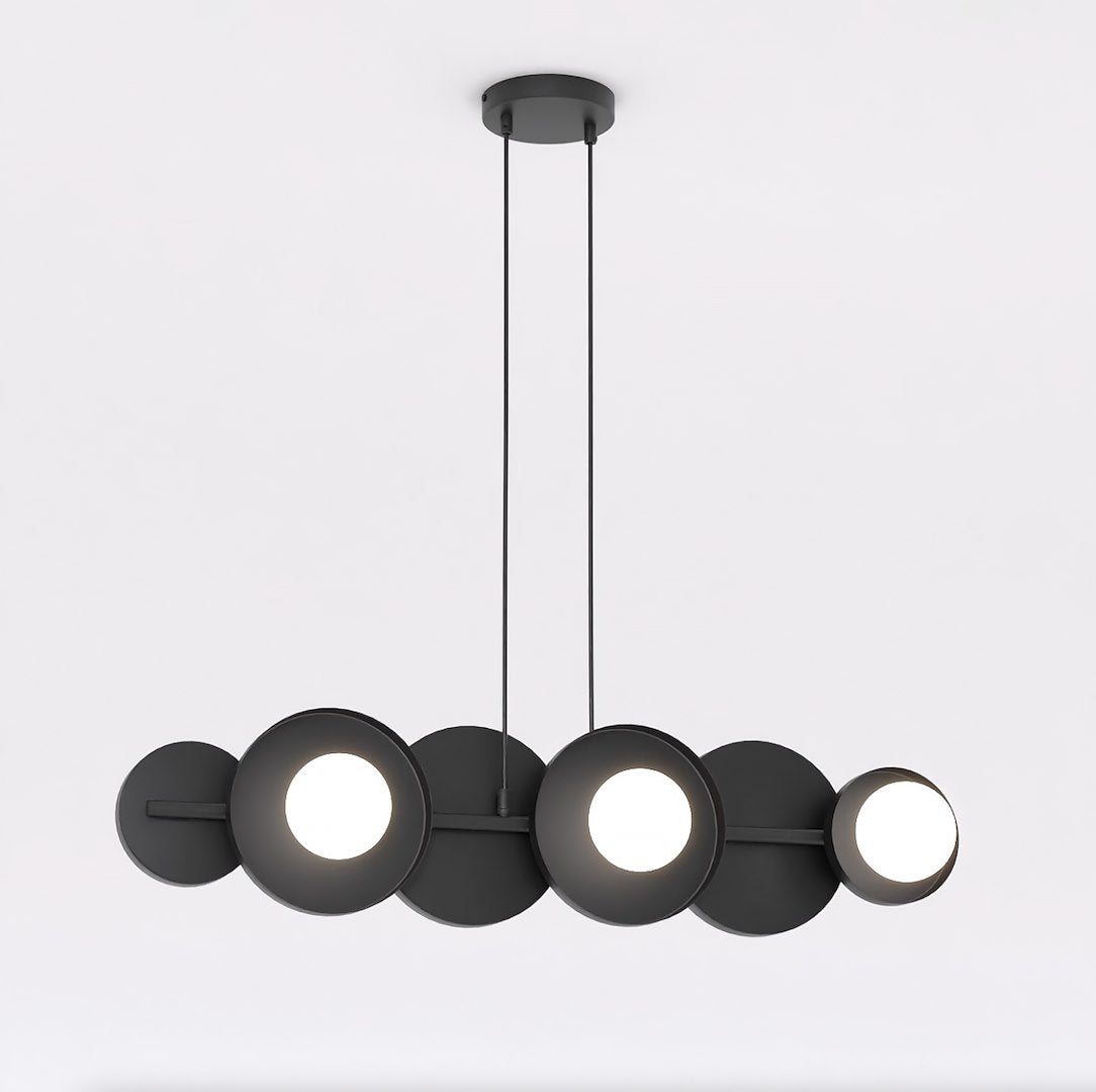 Zwarte hanglamp met cirkelvormige schijven en witte bolkappen, opgehangen aan twee dunne kabels
