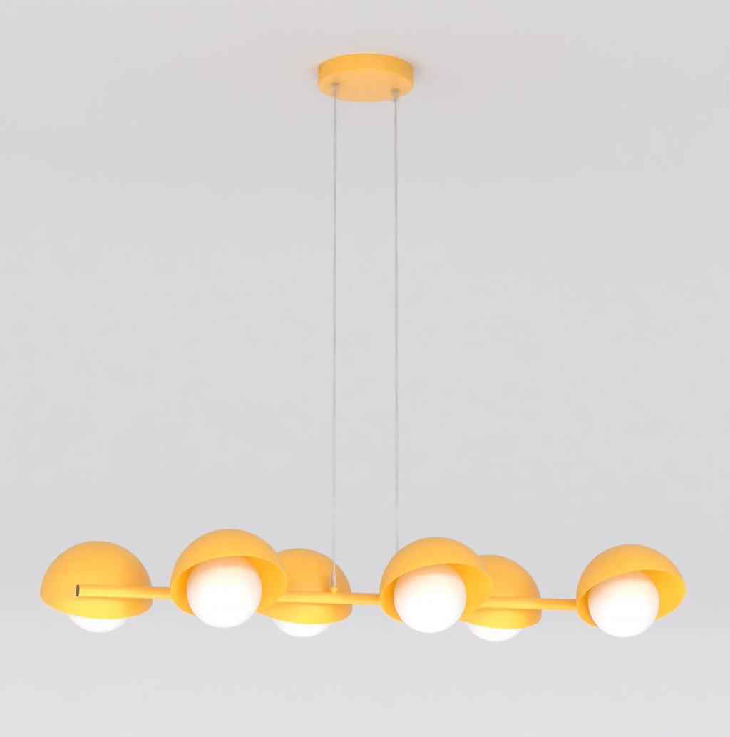 Oranje lineaire hanglamp met zes halfronde kapjes en witte lichtbollen, opgehangen aan twee dunne draden