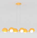 Oranje lineaire hanglamp met zes halfronde kapjes en witte lichtbollen, opgehangen aan twee dunne draden