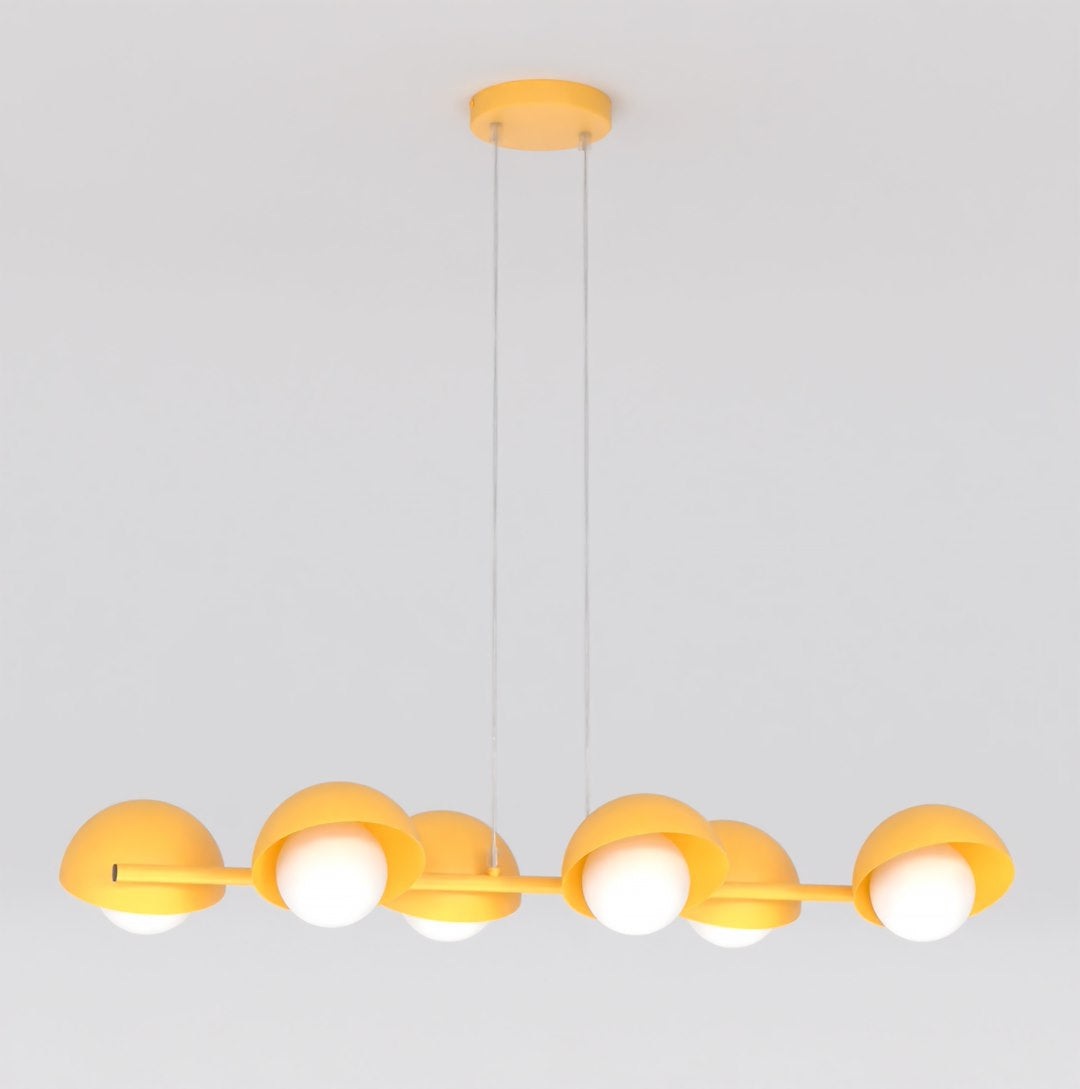 Oranje lineaire hanglamp met zes halfronde kapjes en witte lichtbollen, opgehangen aan twee dunne draden