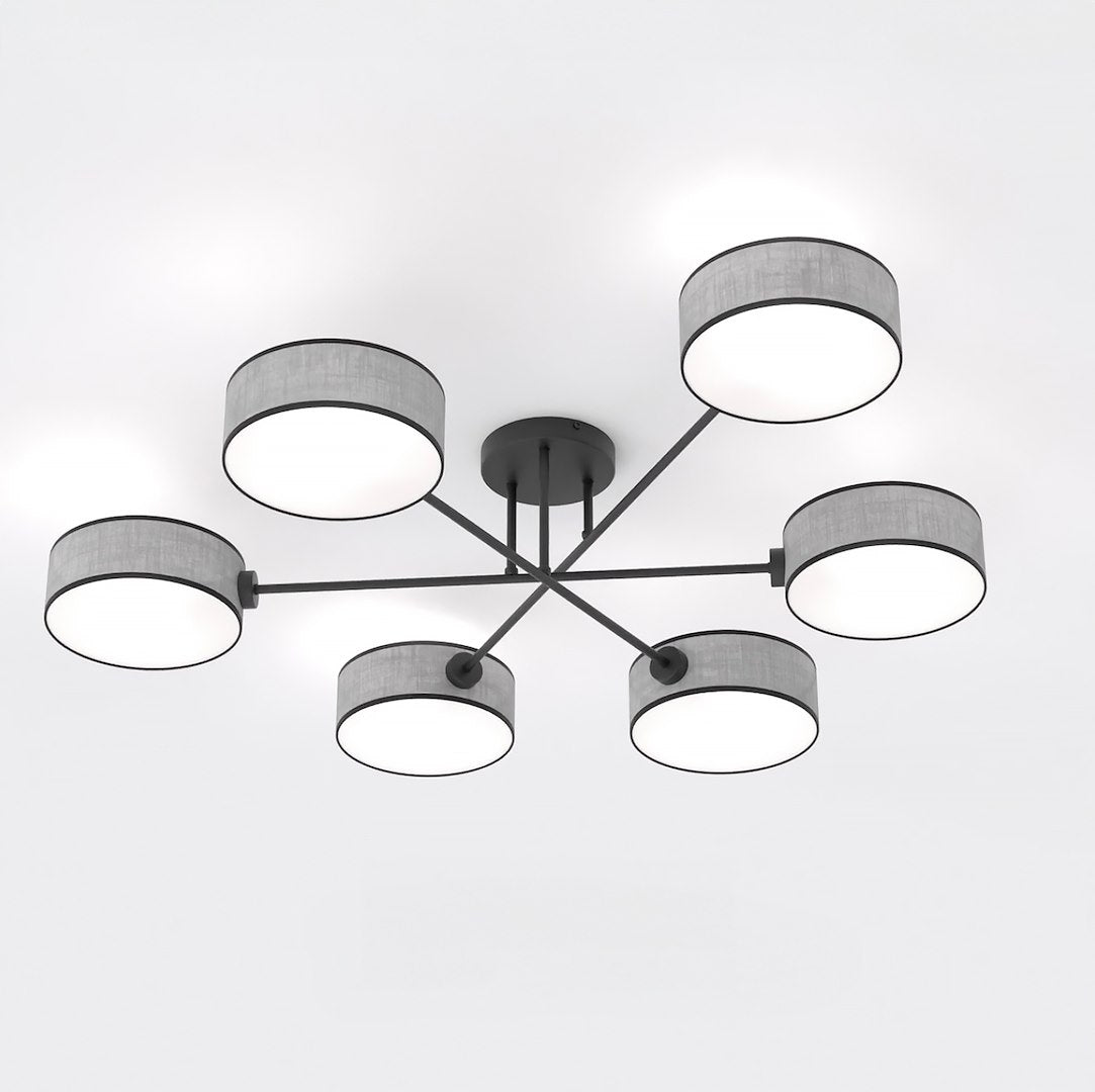 Zesarmige plafondlamp met zwart frame en zes cilindrische grijze stoffen kappen