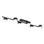 Zwarte plafondlamp met horizontale balk en zes cilindrische armaturen met wit lichtvlak aan de onderkant