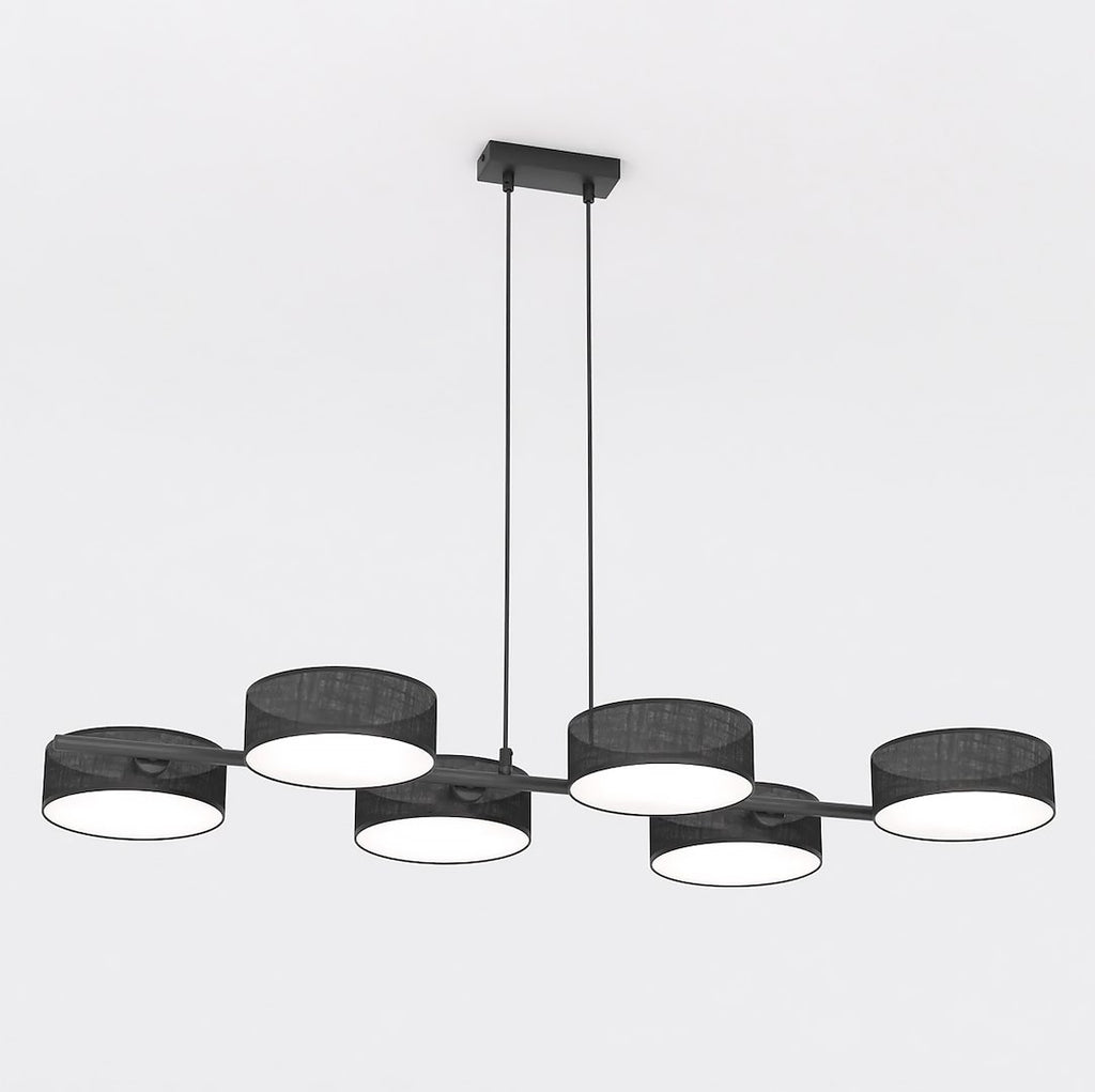 Zwarte lineaire hanglamp met zes cilindrische geweven kappen, opgehangen aan twee dunne stangen