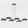 Zwarte lineaire hanglamp met zes cilindrische geweven kappen, opgehangen aan twee dunne stangen