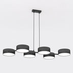 Zwarte lineaire hanglamp met zes cilindrische geweven kappen, opgehangen aan twee dunne stangen