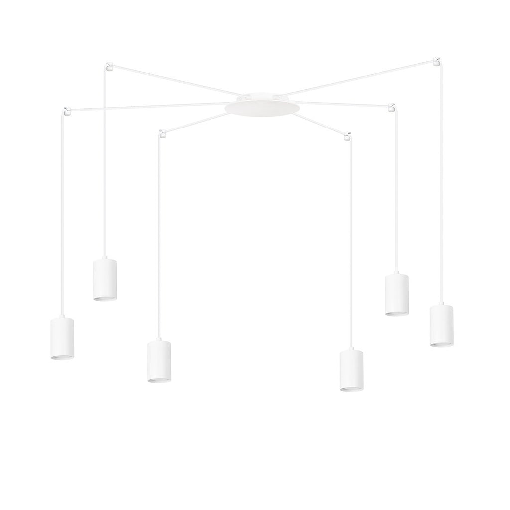 Witte hanglamp met zes dunne snoeren en cilindervormige witte buizen aan een ronde plafondplaat