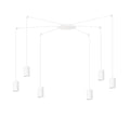 Witte hanglamp met zes dunne snoeren en cilindervormige witte buizen aan een ronde plafondplaat