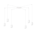 Witte hanglamp met zes dunne snoeren en cilindervormige witte buizen aan een ronde plafondplaat