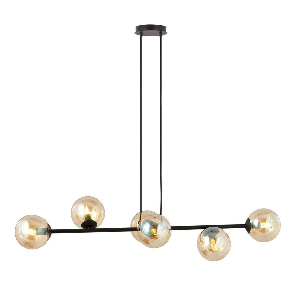 Zwarte hanglamp met horizontale stalen balk en zes amberkleurige glazen bollen aan twee zwarte ophangkabels