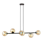 Zwarte hanglamp met horizontale stalen balk en zes amberkleurige glazen bollen aan twee zwarte ophangkabels
