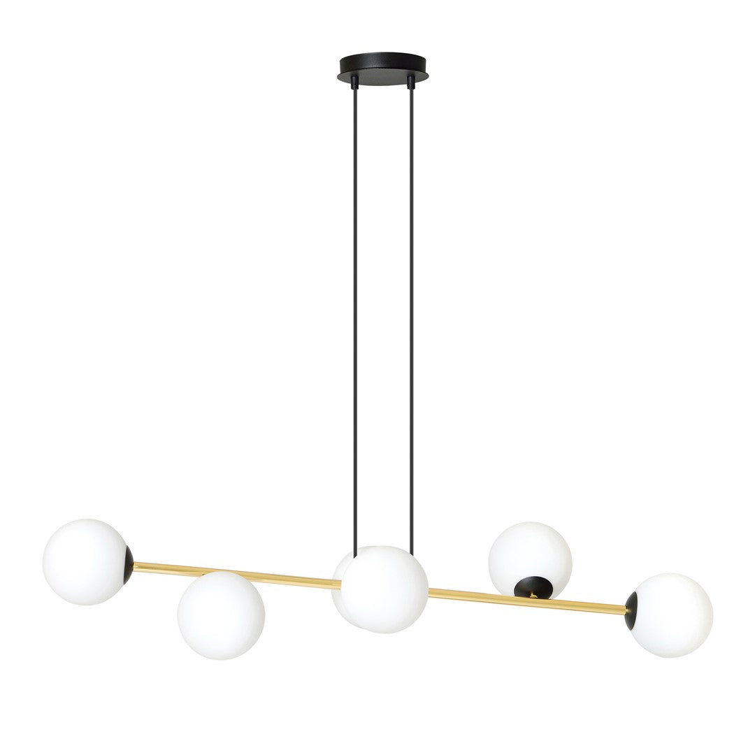 Zwart-gouden hanglamp met zes witte glazen bollen aan een horizontale balk en twee zwarte ophangsnoeren