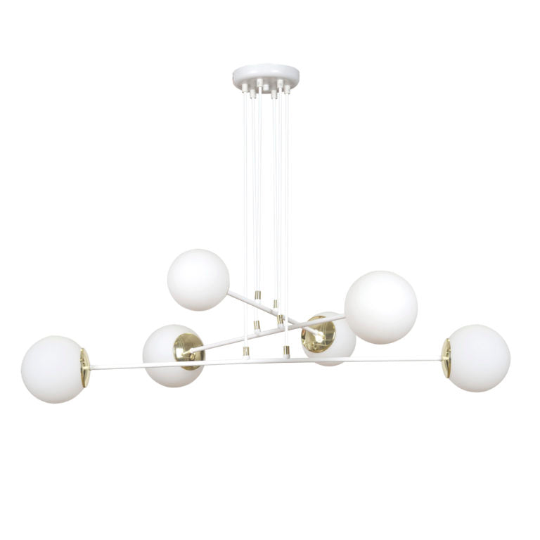 Witte hanglamp met zes matwitte glazen bollen op een stalen frame met gouden details