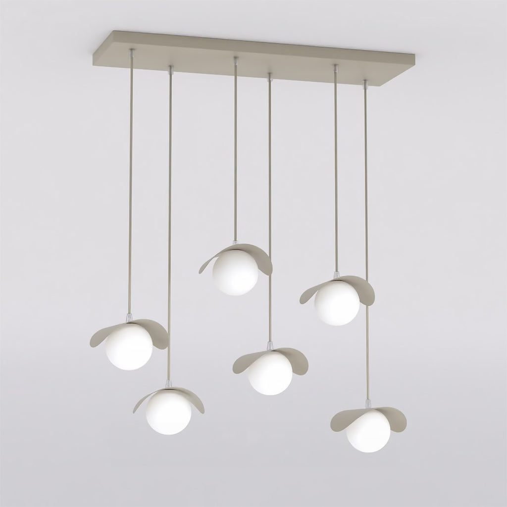 Hanglamp met zes witte glazen bollen met golvende beige kappen aan een rechthoekige plafondplaat