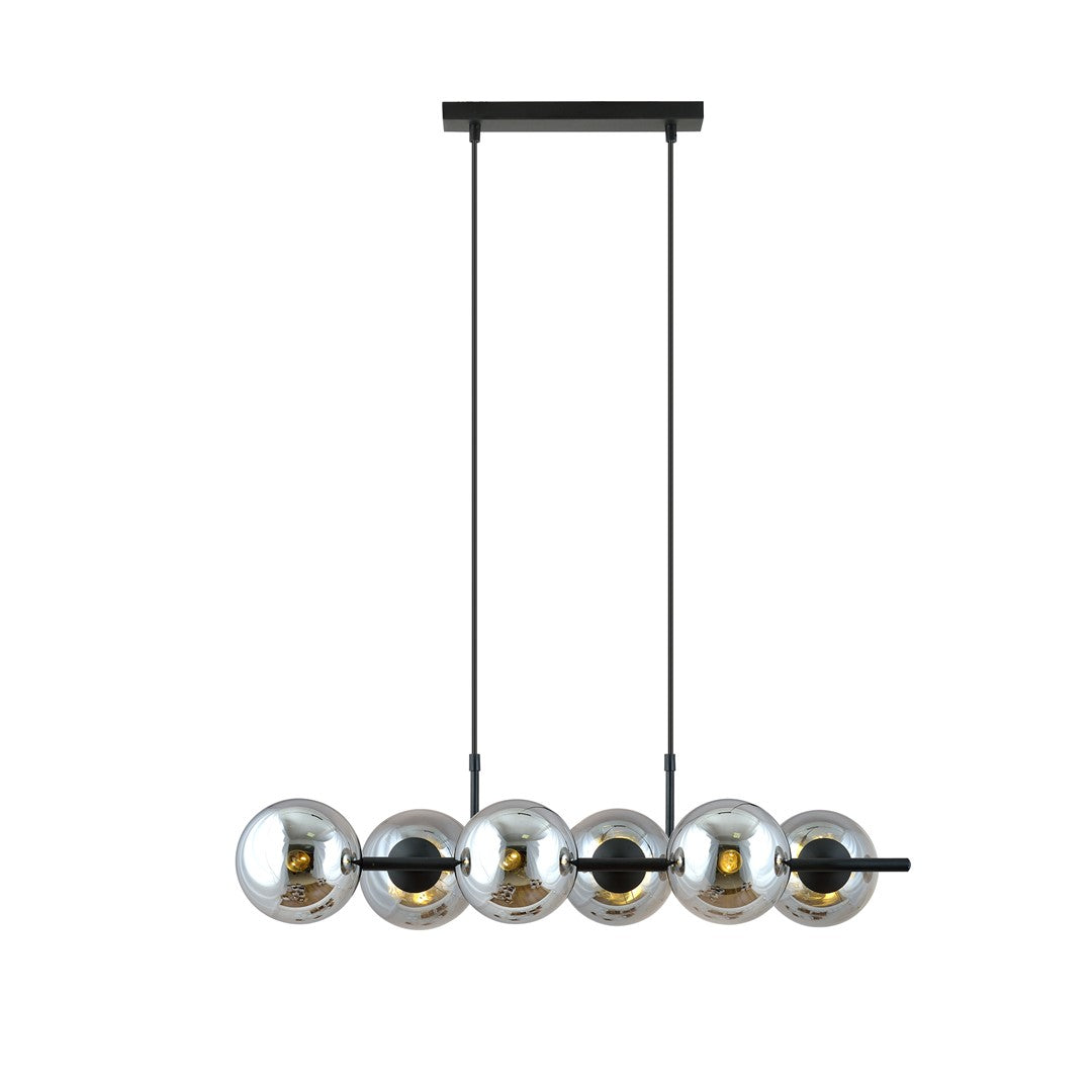 Zwarte hanglamp met zes grafietkleurige glazen bollen op een rij, opgehangen aan twee dunne stangen