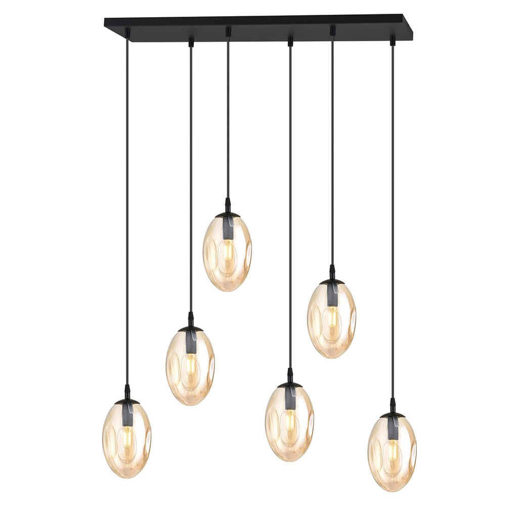Zwarte hanglamp met zes ovale amberkleurige glazen kappen op verschillende hoogtes aan een rechthoekige balk