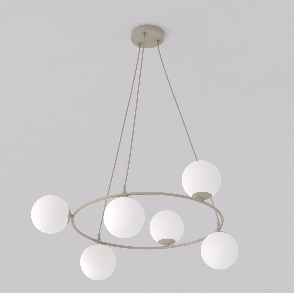 Beige hanglamp met ronde ring en zes witte glazen bollen, opgehangen aan drie snoeren