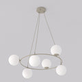 Beige hanglamp met ronde ring en zes witte glazen bollen, opgehangen aan drie snoeren