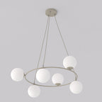 Beige hanglamp met ronde ring en zes witte glazen bollen, opgehangen aan drie snoeren