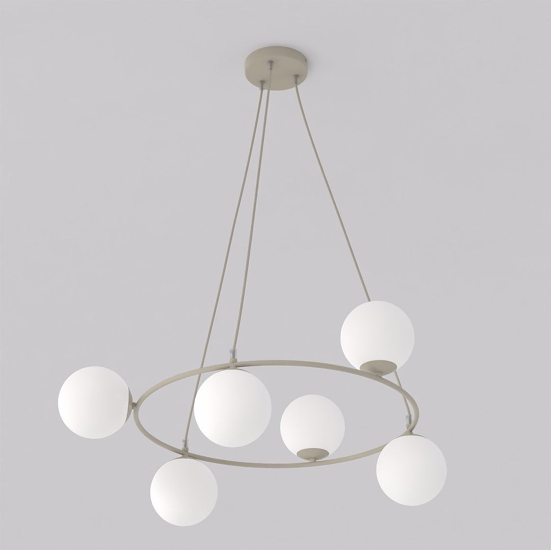 Beige hanglamp met ronde ring en zes witte glazen bollen, opgehangen aan drie snoeren