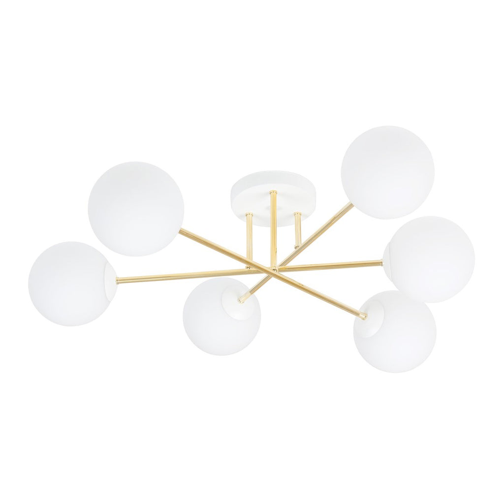 Plafondlamp met zes witte glazen bollen aan goudkleurige armen en een wit baldakijn