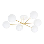 Plafondlamp met zes witte glazen bollen aan goudkleurige armen en een wit baldakijn