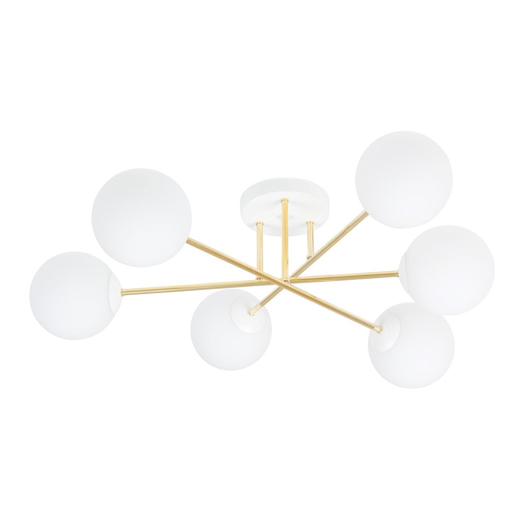Plafondlamp met zes witte glazen bollen aan goudkleurige armen en een wit baldakijn