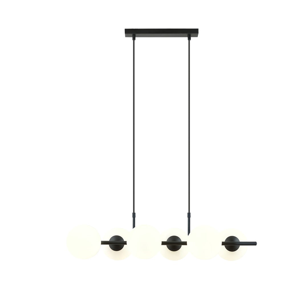 Zwarte hanglamp met zes witte glazen bollen, twee dunne stangen en een rechthoekige zwarte plafondplaat