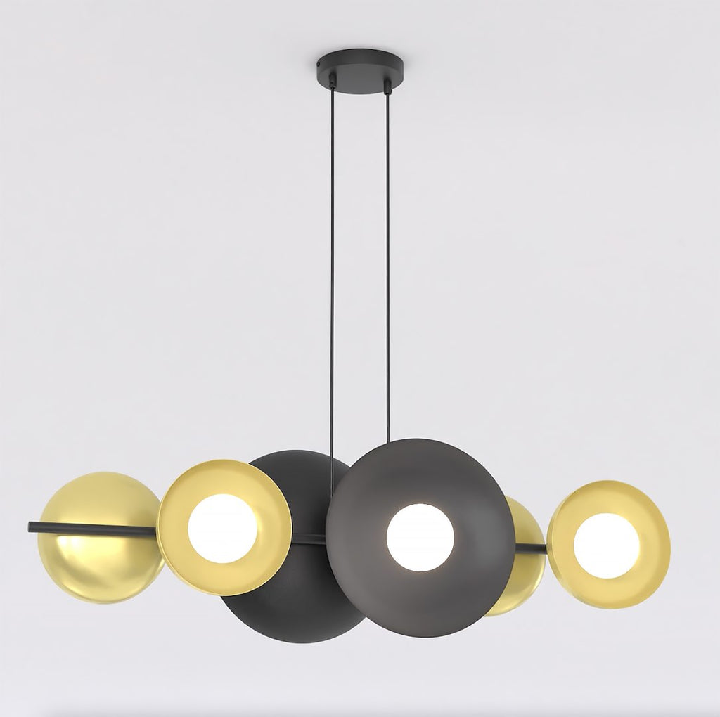 Lineaire hanglamp met zes lichtpunten in zwarte en goudkleurige schijven en bollen aan twee zwarte ophangsnoeren