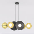 Lineaire hanglamp met zes lichtpunten in zwarte en goudkleurige schijven en bollen aan twee zwarte ophangsnoeren