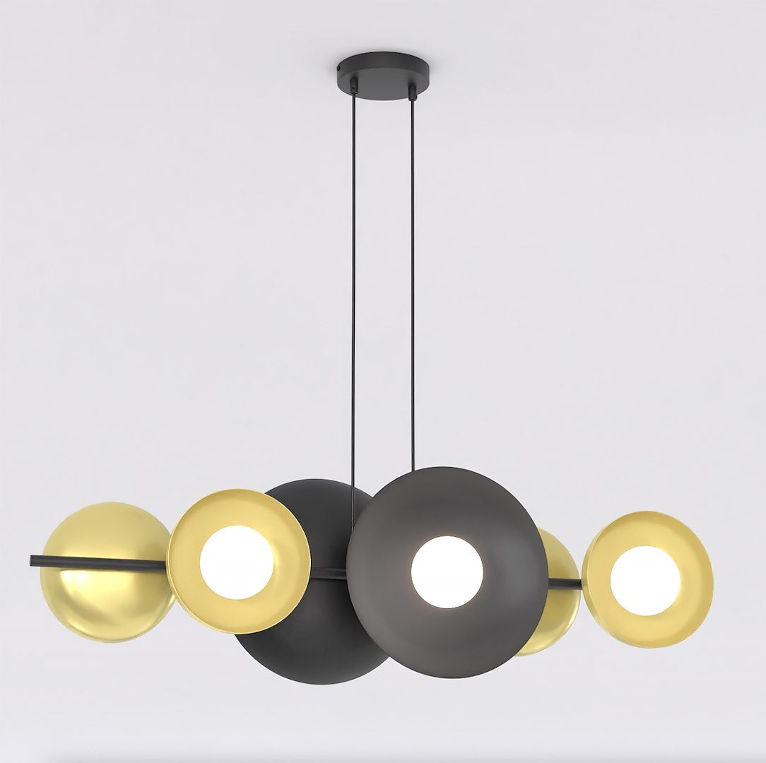 Lineaire hanglamp met zes lichtpunten in zwarte en goudkleurige schijven en bollen aan twee zwarte ophangsnoeren