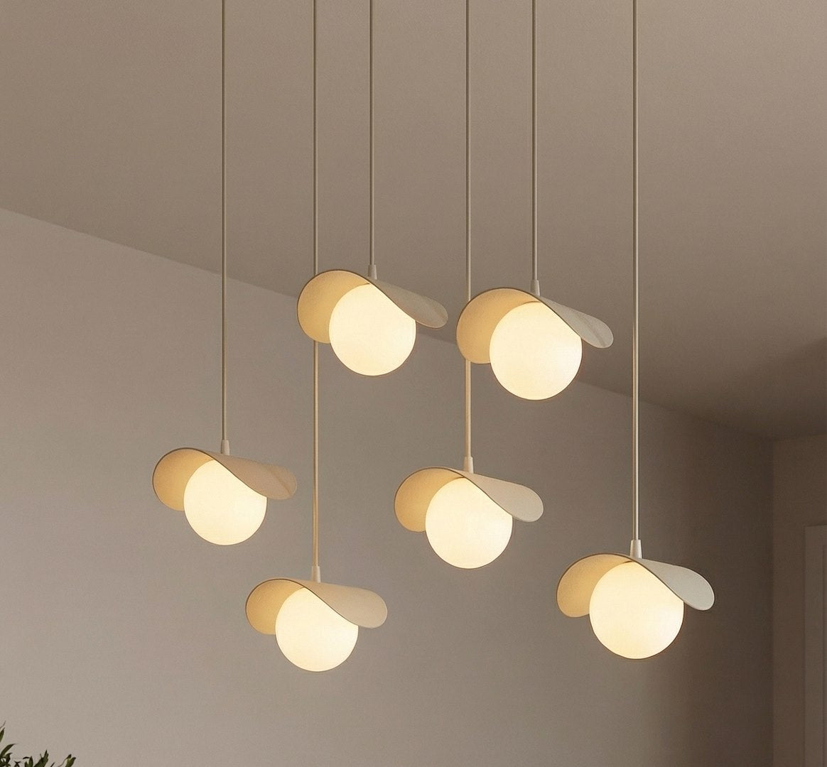 Hanglamp gepoedercoat staal en glas Ritual, beige met witte glazen bollen, 6 lampen, 75 cm breed