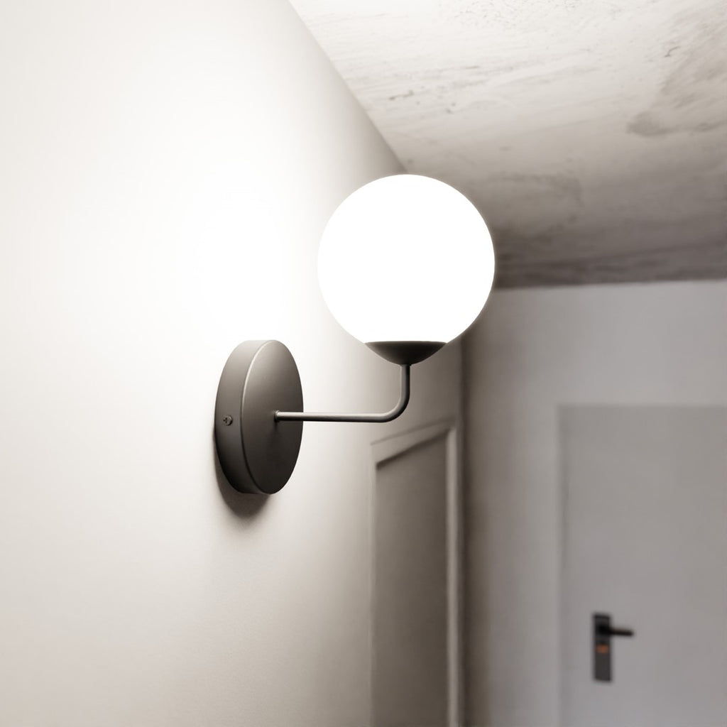 Wandlamp gepoedercoat staal en glas, modern, zwart met witte melkglazen kap Ø 15 cm, E14, woonkamer, hal of slaapkamer
