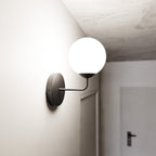Wandlamp gepoedercoat staal en glas, modern, zwart met witte melkglazen kap Ø 15 cm, E14, woonkamer, hal of slaapkamer