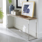 Consoletafel met houten blad en glanzend stalen frame, gestyled met blauwe vaas, kist, schaal en ingelijste print