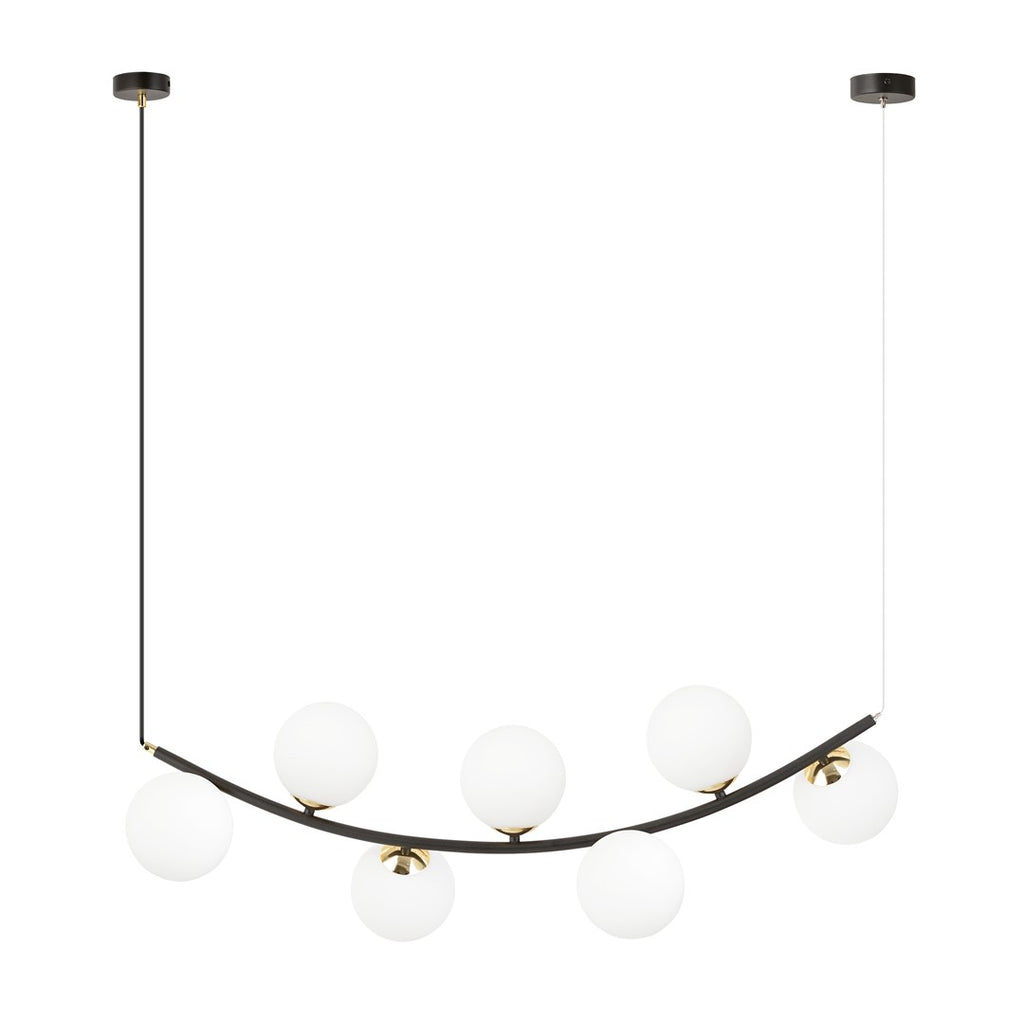 Zwarte hanglamp met gebogen stalen frame, gouden details en zeven witte glazen bolkappen