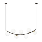 Zwarte hanglamp met gebogen stalen frame, gouden details en zeven witte glazen bolkappen