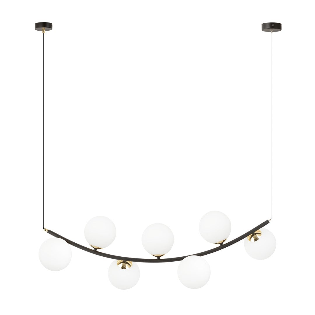 Zwarte hanglamp met gebogen stalen frame, gouden details en zeven witte glazen bolkappen