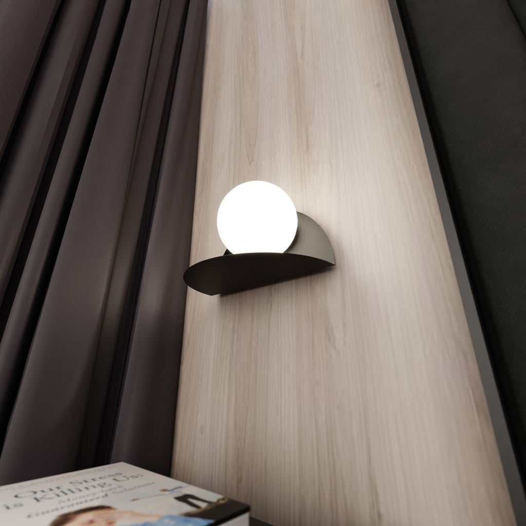 Wandlamp gepoedercoat staal en glas, minimalistisch Vorm 7, zwart met witte glazen kap Ø 14 cm