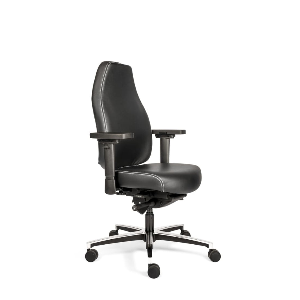 Zwarte ergonomische bureaustoel met middelhoge rug, witte siernaad, verstelbare armleggers en aluminium wielonderstel