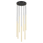 Hanglamp met zeven gouden buizen in verschillende lengtes aan zwarte snoeren onder een ronde zwarte canopy