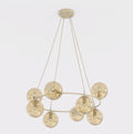 Hanglamp met beige cirkelvormig frame en amberkleurige glazen bollen, opgehangen aan dunne beige snoeren